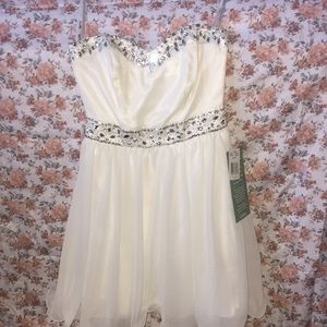Brand New White Juniors Short Dress